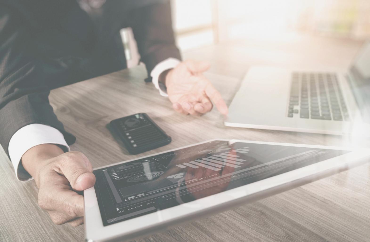 Espace de travail collaboratif avec tableaux d'analyse financière