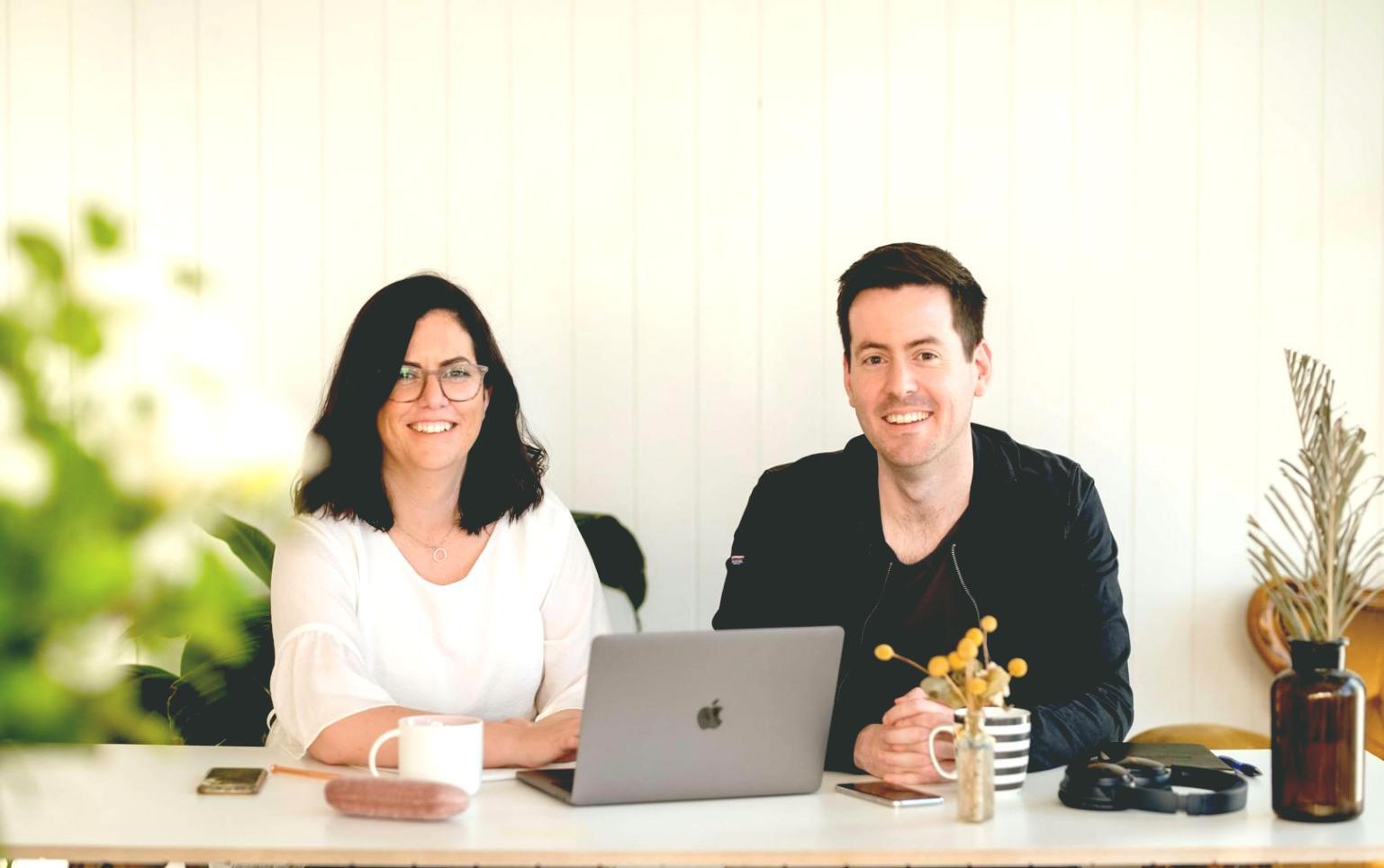 Bureau moderne avec documents financiers et calculatrice